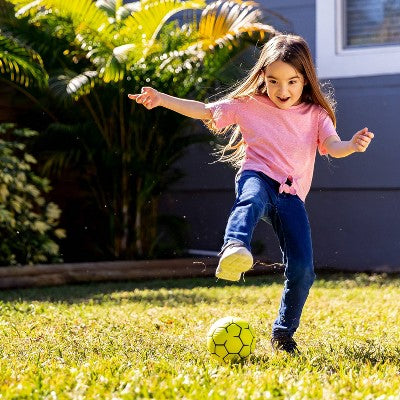 Trzy miekkie pilki w stylu NERF, aktywna zabawa na dwor